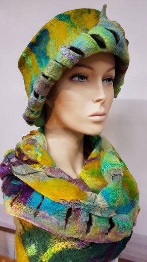 Set van een hoed en shawl van eigen geverfde wol en zijde. Zo zie je dat je dan hele andere kleuren krijgt dan in het standaard assortiment. Een hoed met open gewerkte rand. Wil je ook een bijzondere hoed, geef je dan op en kom er zelf 1 ontwerpen.