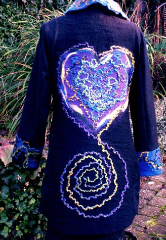 Jas gemaakt van een wollen stof met een achterpand van eigen gemaakt vilt met een hart verwerkt van gesponnen wol op mij art yarn weel.