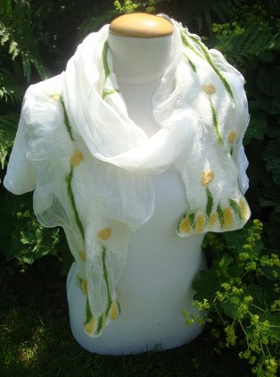 zijde sjaal vilt-madeliefjes-geel wit vilt-shawl madeliefjes vilt-geel-wit-chiffon-vilting fingers