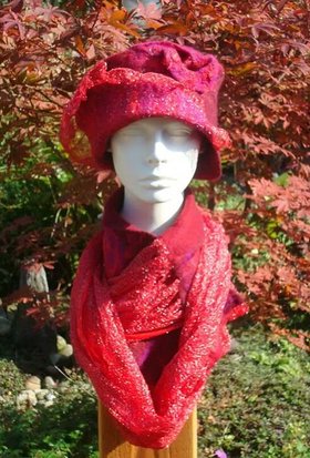 rode set hoed en sjaal-hoed-shawl-sjaal-zijde-vilt-tule-vilting fingers-vilthoed