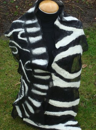 zijde-vilt-zebra-zwart wit-zijde vilt sjaal-vilting fingers